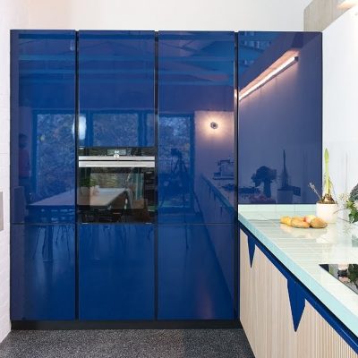 Küchenfronten blau Hochglanz lackiert                         Quelle Uwe Pantzer