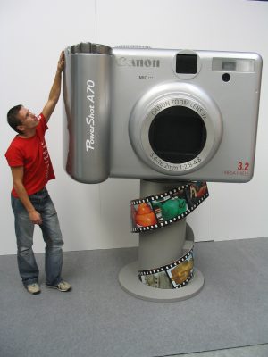 Produktnachbildung einer Digitalkamera Canon 